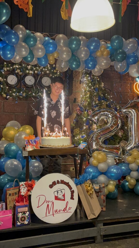 Festejando un cumpleaños en el restaurante